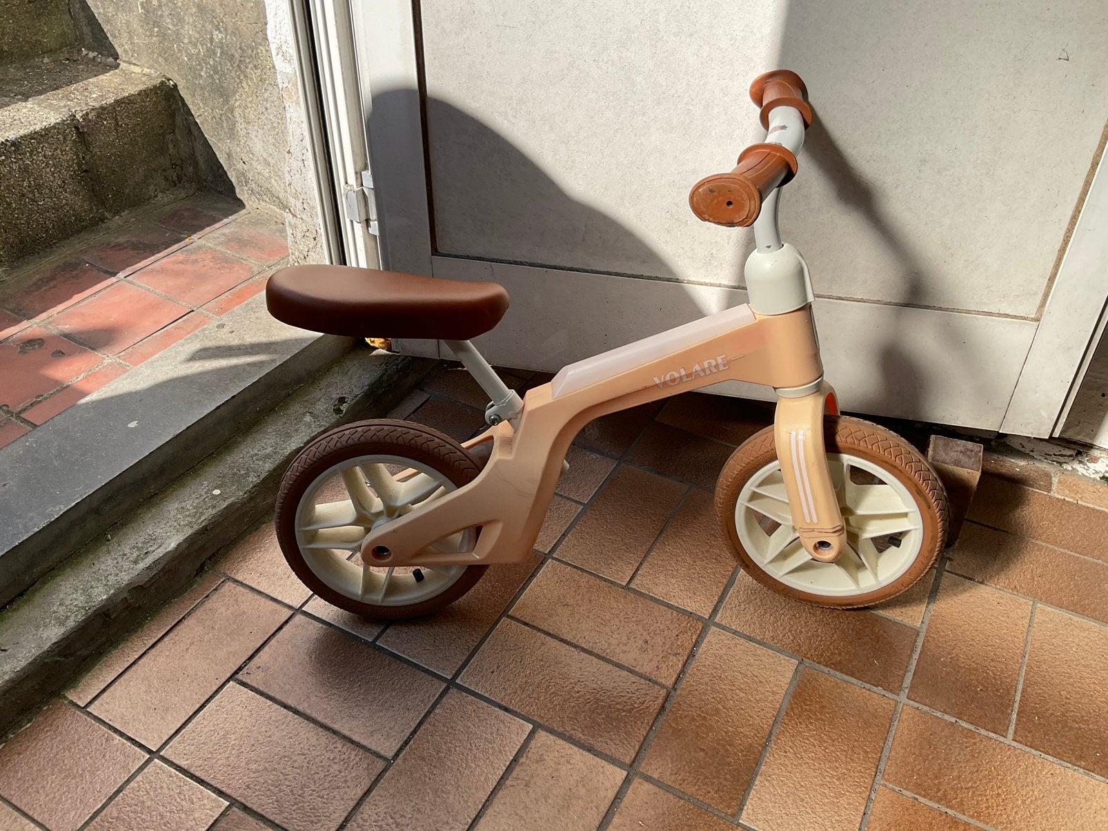 Loopfiets licht roze Volare, Ophalen, Zo goed als nieuw, Loopfiets