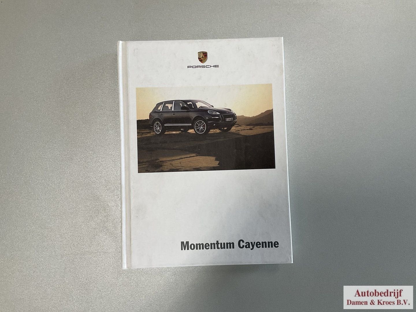 Porsche Cayenne 2006 1e editie boek in Duits Momentum Cayenn, Ophalen of Verzenden