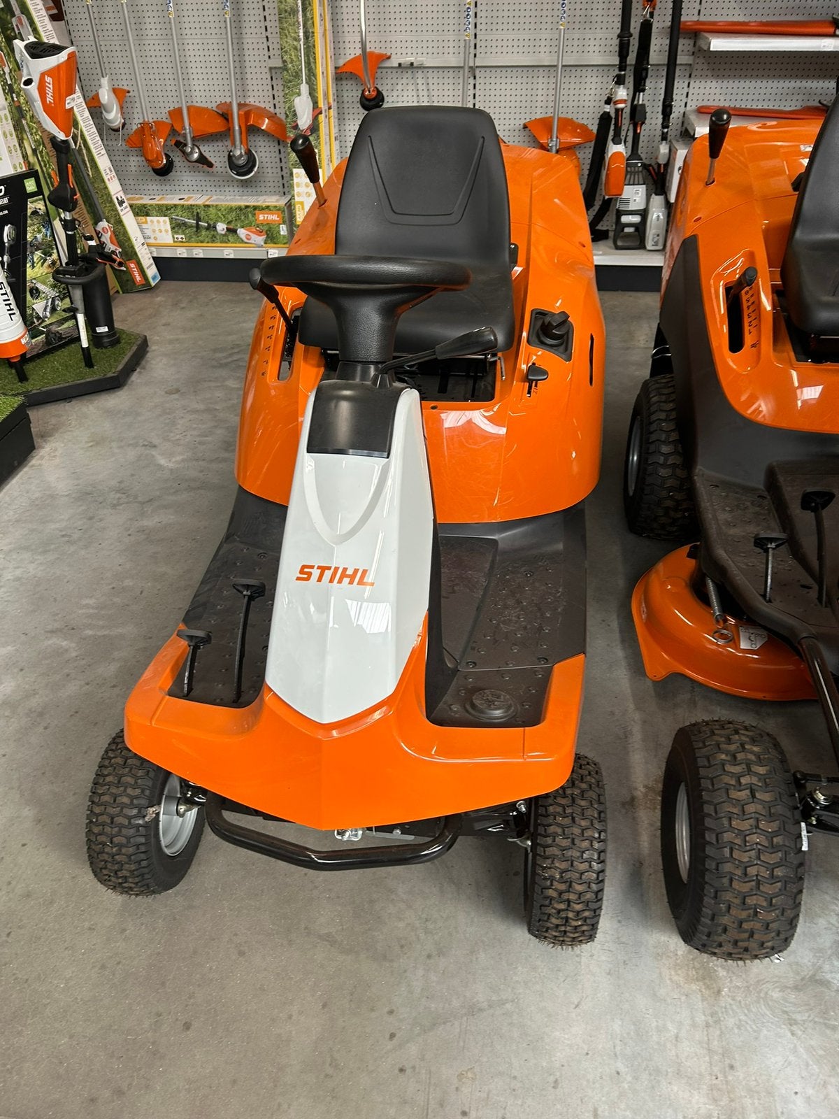 Showroommodel zitmaaier stihl, Ophalen, Nieuw