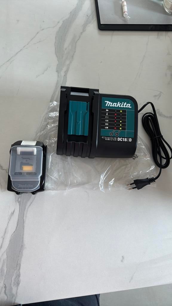 NIEUW! Makita batterijlader met batterij, Enlèvement, Comme neuf