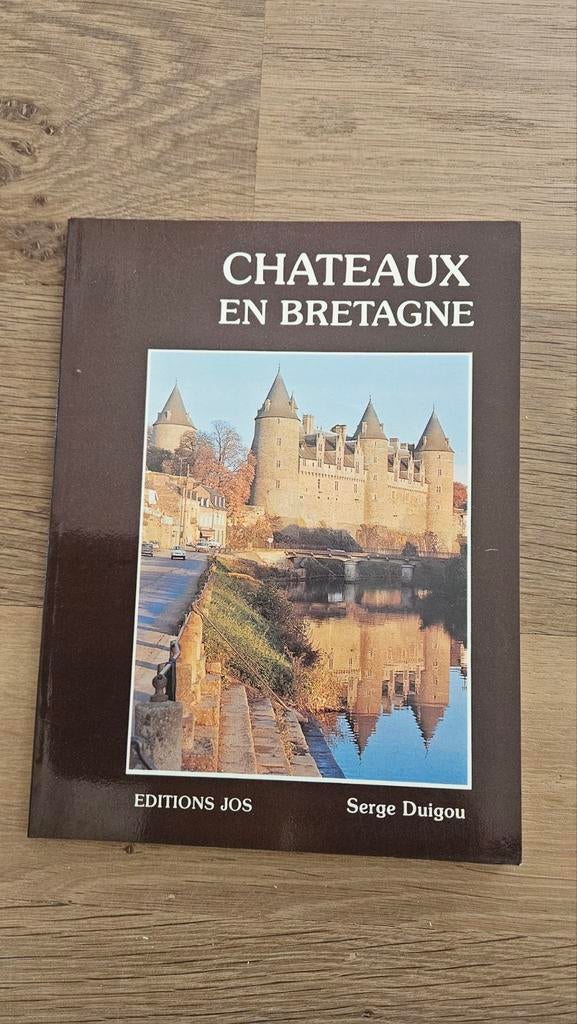Boek Châteaux en Bretagne – Serge Duigou., Livres, Enlèvement
