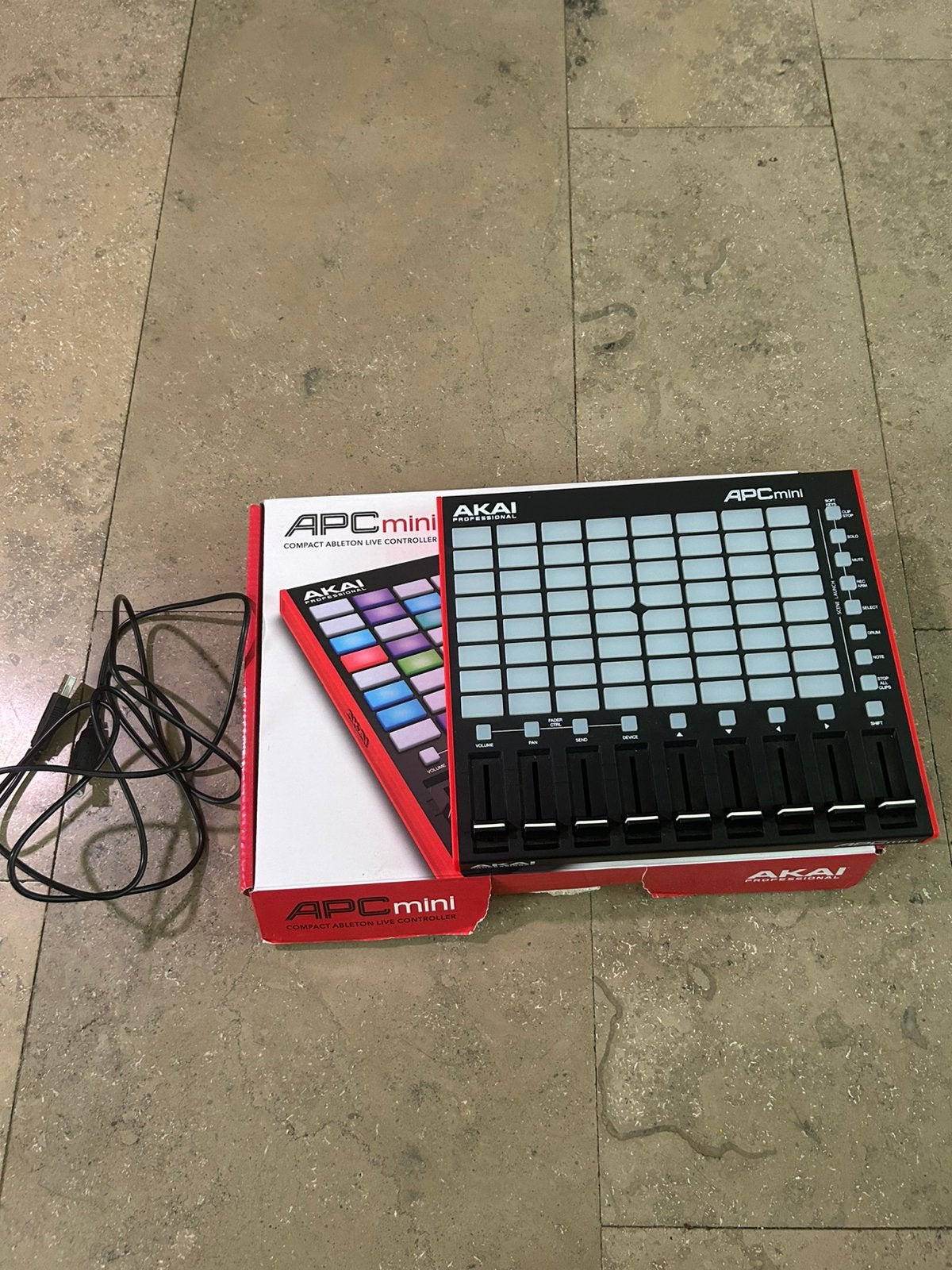 AKAI APC mini controller, Muziek en Instrumenten, Midi-apparatuur, Ophalen, Zo goed als nieuw
