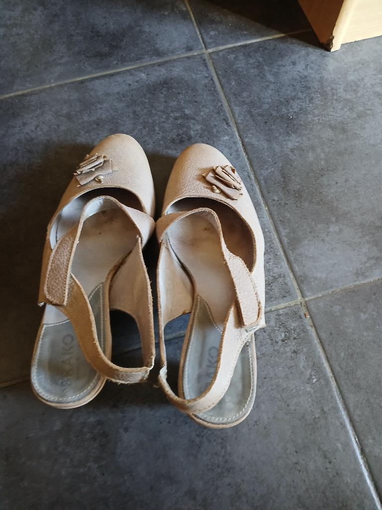 beige dames sandalen, Kleding | Dames, Schoenen, Ophalen of Verzenden, Zo goed als nieuw, Beige
