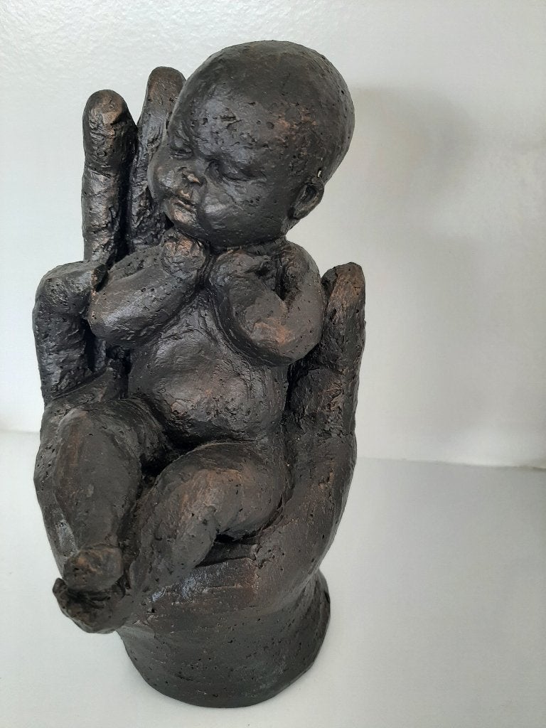 Beeldend kunstenaar Geert Kunen: baby geborgen in hand, Statue, Enlèvement ou Envoi, Brun, Pierre ou céramique