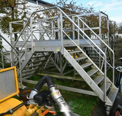 Metalen overstaptrap verrijdbaar 7 treden, Doe-het-zelf en Bouw, Ladders en Trappen, Ophalen, Gebruikt, Trap, 2 tot 4 meter