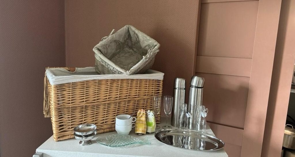 rieten (grote ontbijt-picknick) manden leeg of met inhoud, Ophalen, Met deksel, Mand, Zo goed als nieuw