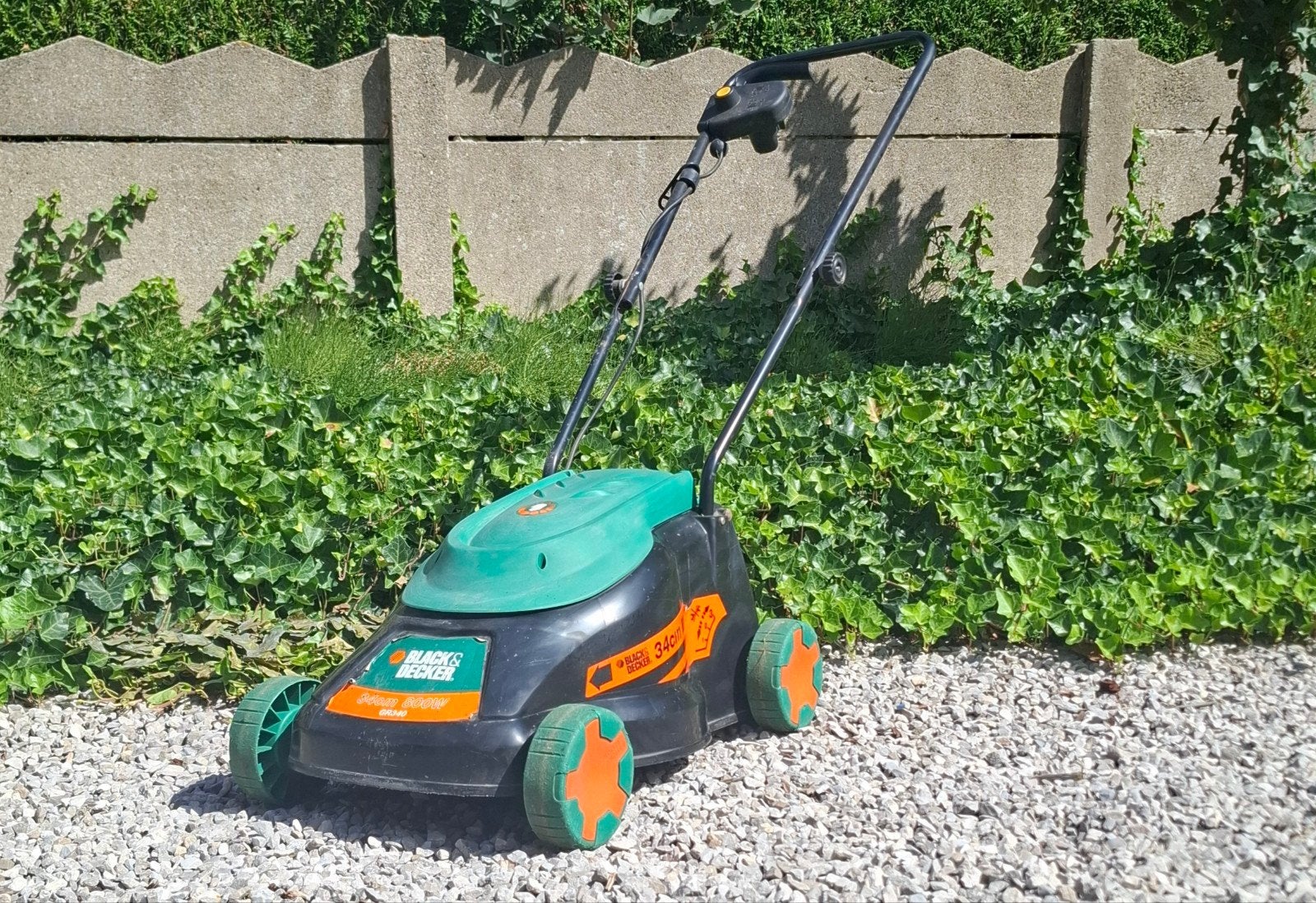 Elektrische grasmachine Black & Decker, Tuin en Terras, Ophalen, Elektrische grasmaaier, Zo goed als nieuw, Opvangbak