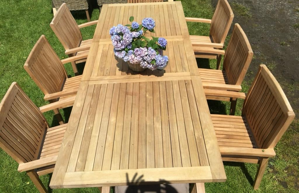 Nieuw: uitschuifbare teak tafel en 6 teak stapelstoelen, Nieuw, Ophalen of Verzenden, 8 zitplaatsen, Tuinset