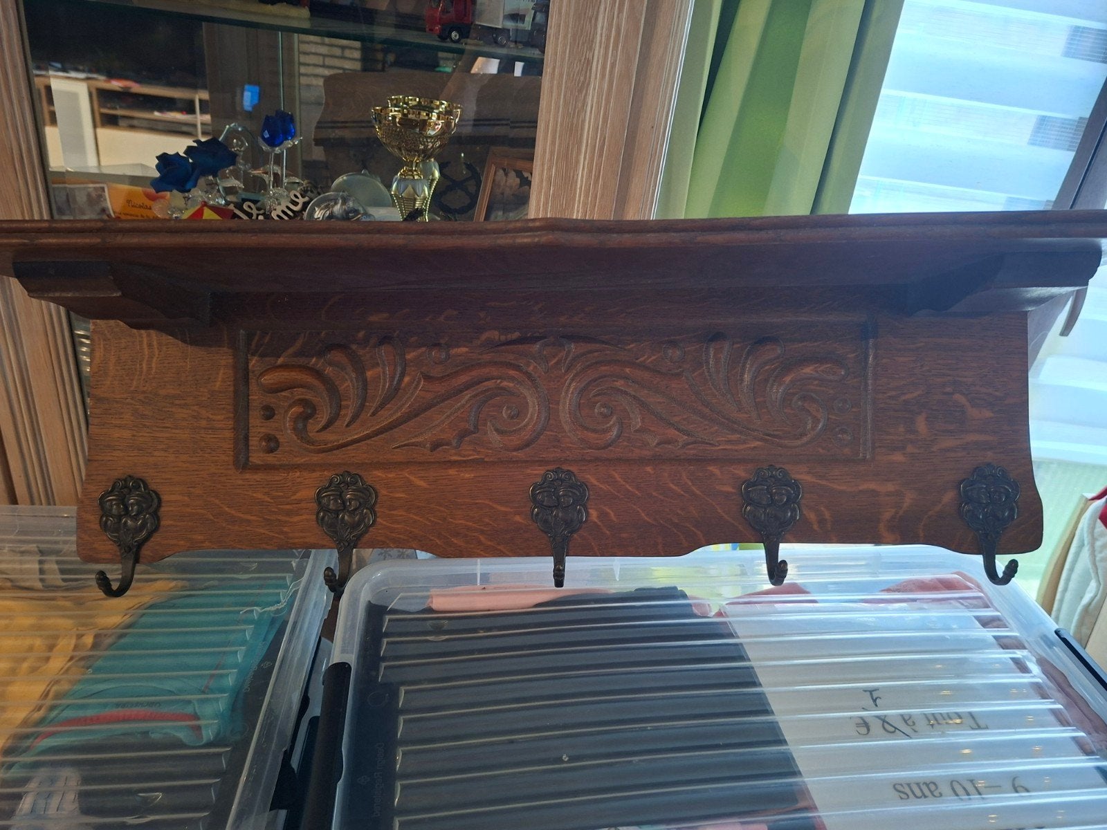 Étagère crochet, Ophalen