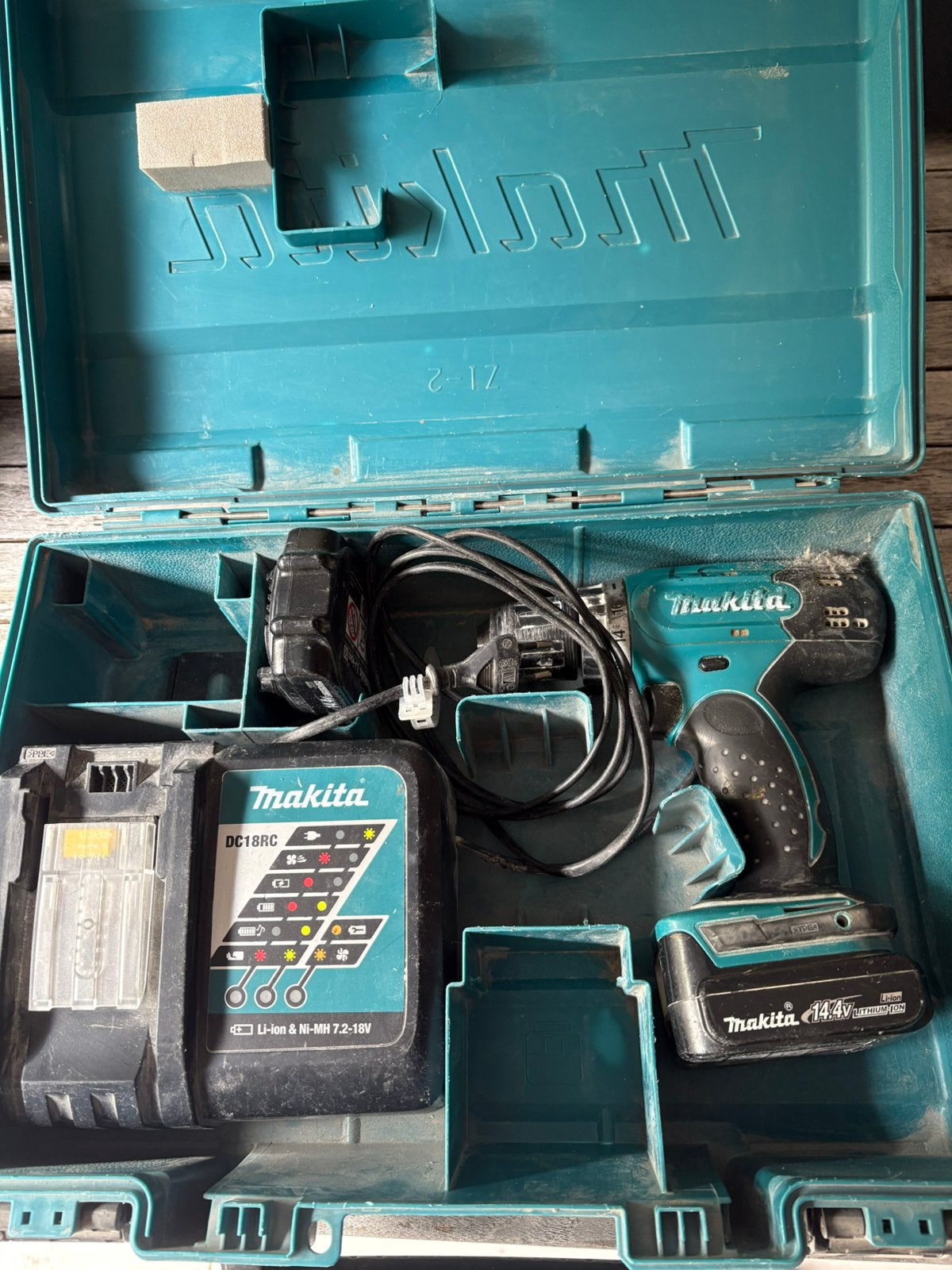 Makita 14,4V accu-schroefboormachine 2 accu’s, lader &koffer, Enlèvement, Utilisé, Foreuse et Perceuse