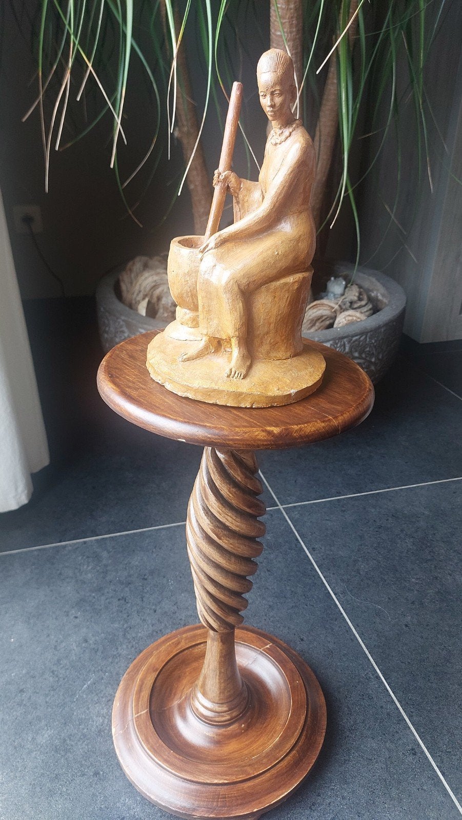 Vintage houten plantentafel / bijzettafel met getorste poot, Enlèvement ou Envoi