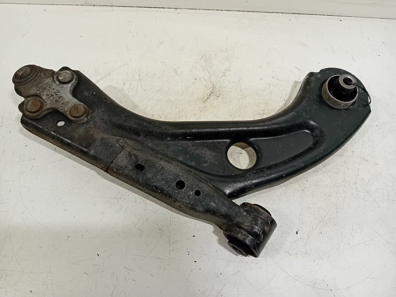 Draagarm links voor Peugeot 308, Onderdelen@venauto.nl, Van der Ven Autorecycling B.V., Ettenseweg 76, 4706 PB Roosendaal, The Netherlands