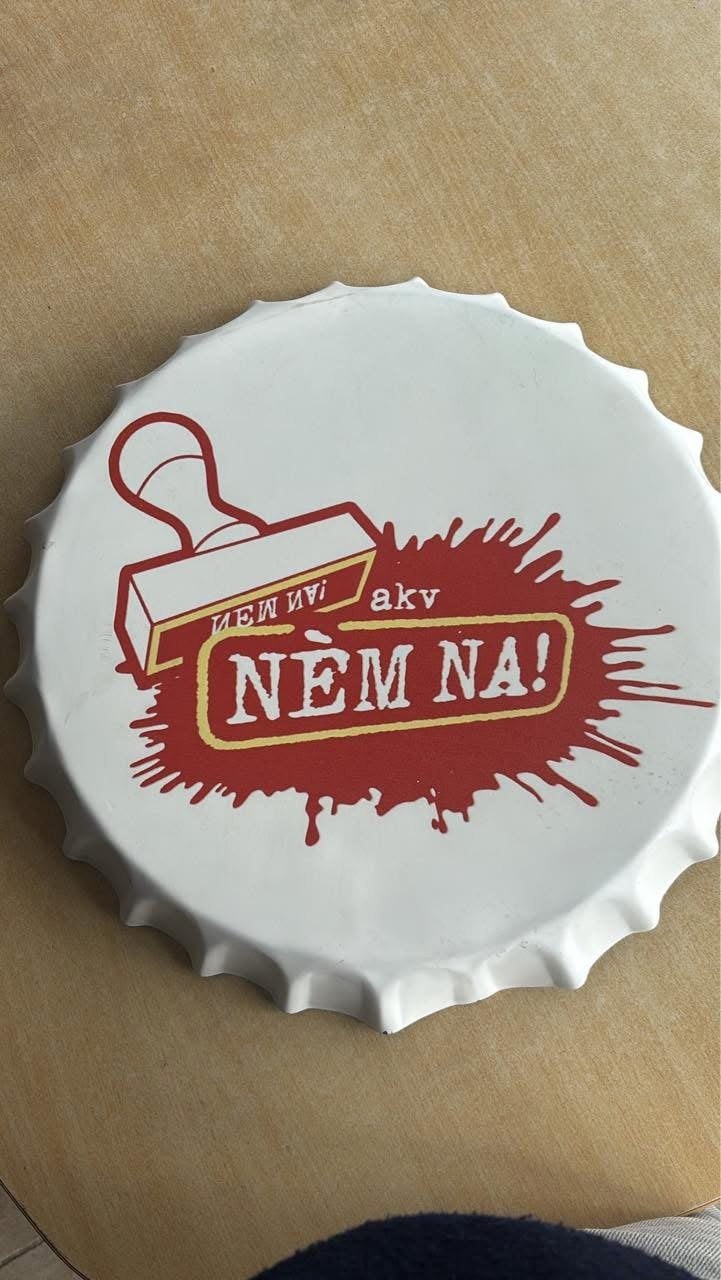 Collectors item AKV Nèm na!, Verzamelen, Biermerken, Ophalen, Zo goed als nieuw