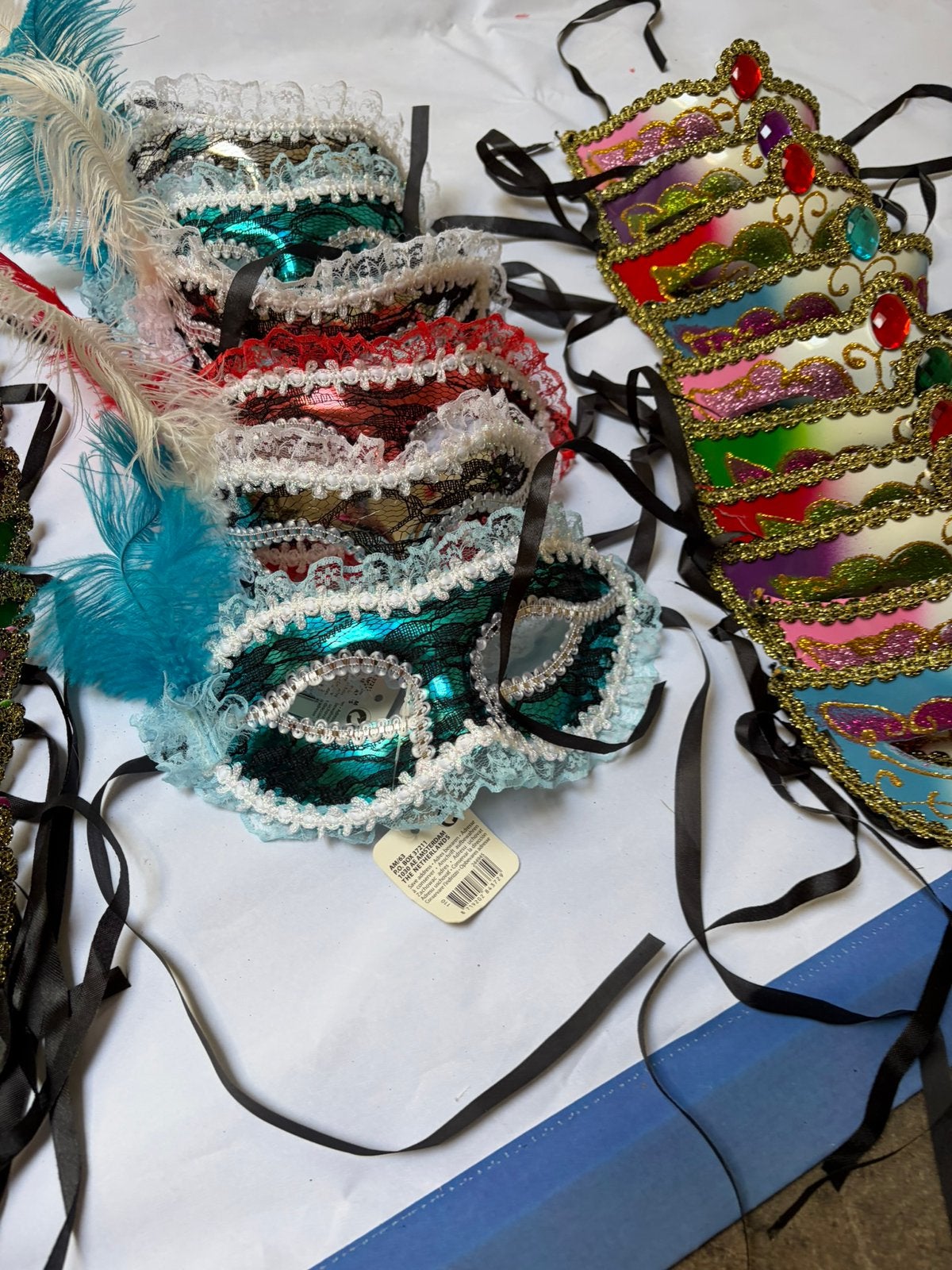 Carnaval maskers, Ophalen, Zo goed als nieuw