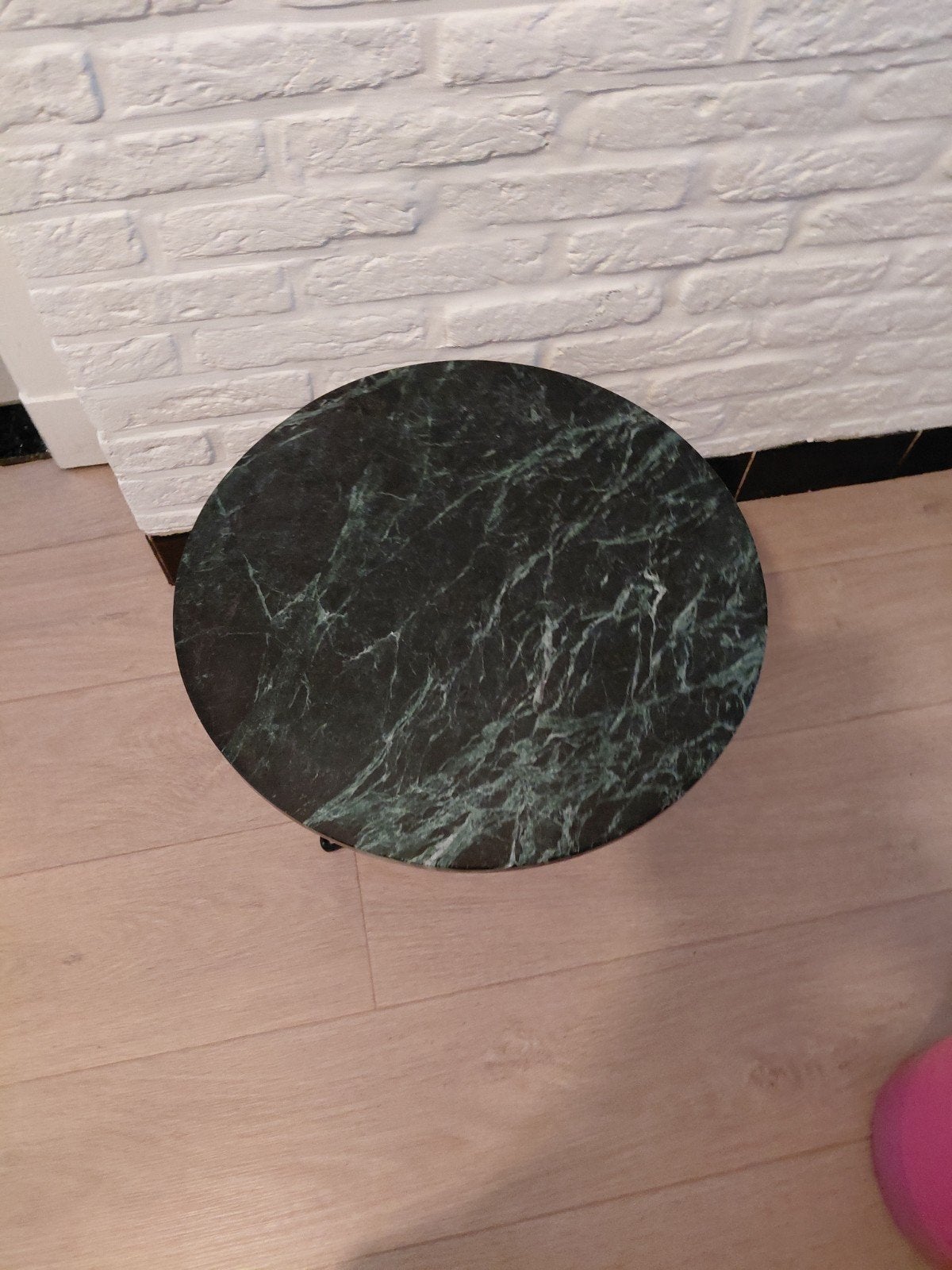 bijzettafel met groen marmer en zwarte metalen pootjes, Huis en Inrichting, Tafels | Bijzettafels, Ophalen