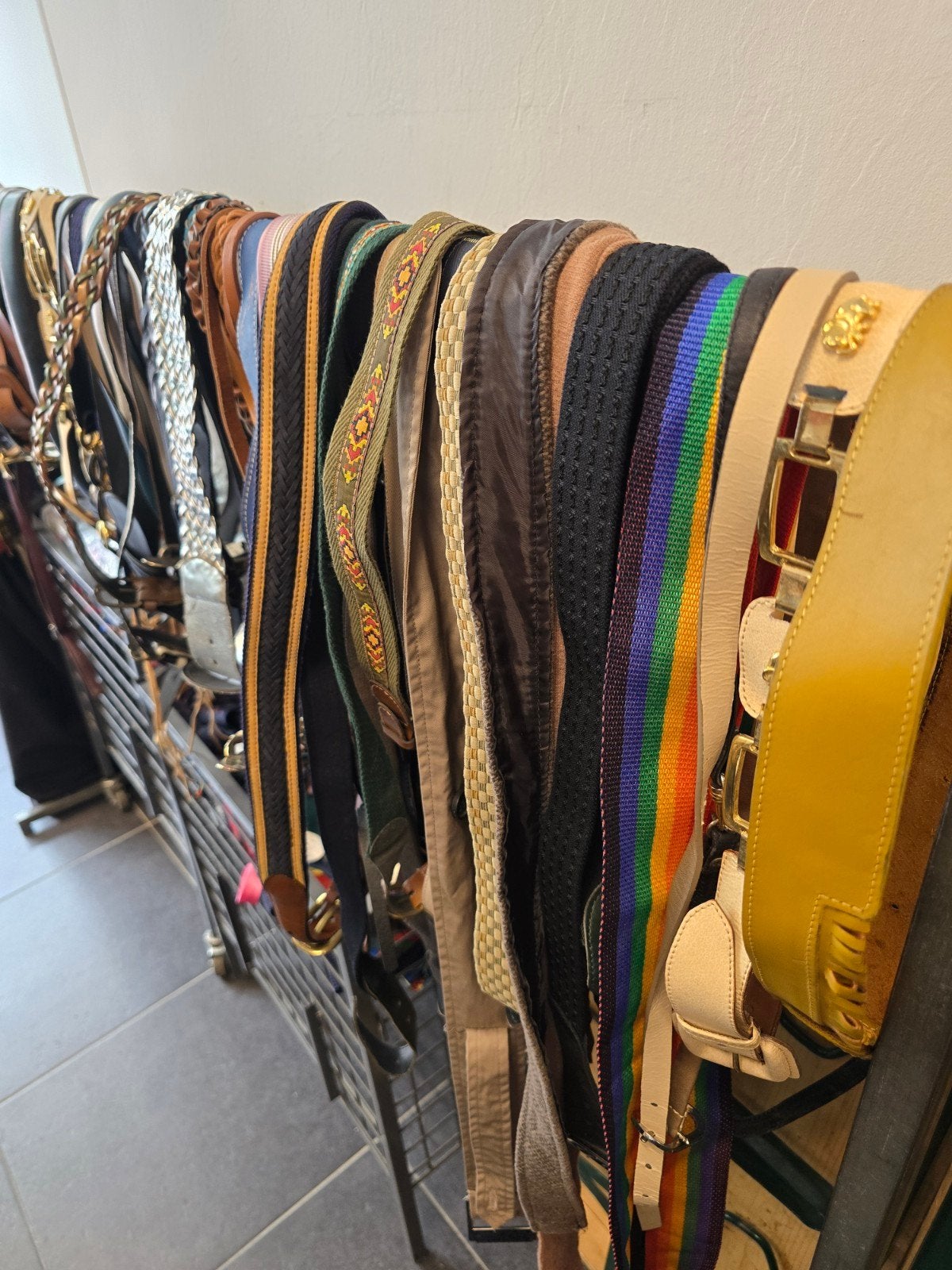 LOT DE CEINTURES EN CUIR — 200 PIÈCES — 100€ POUR LE TOUT, Articles professionnels, Enlèvement