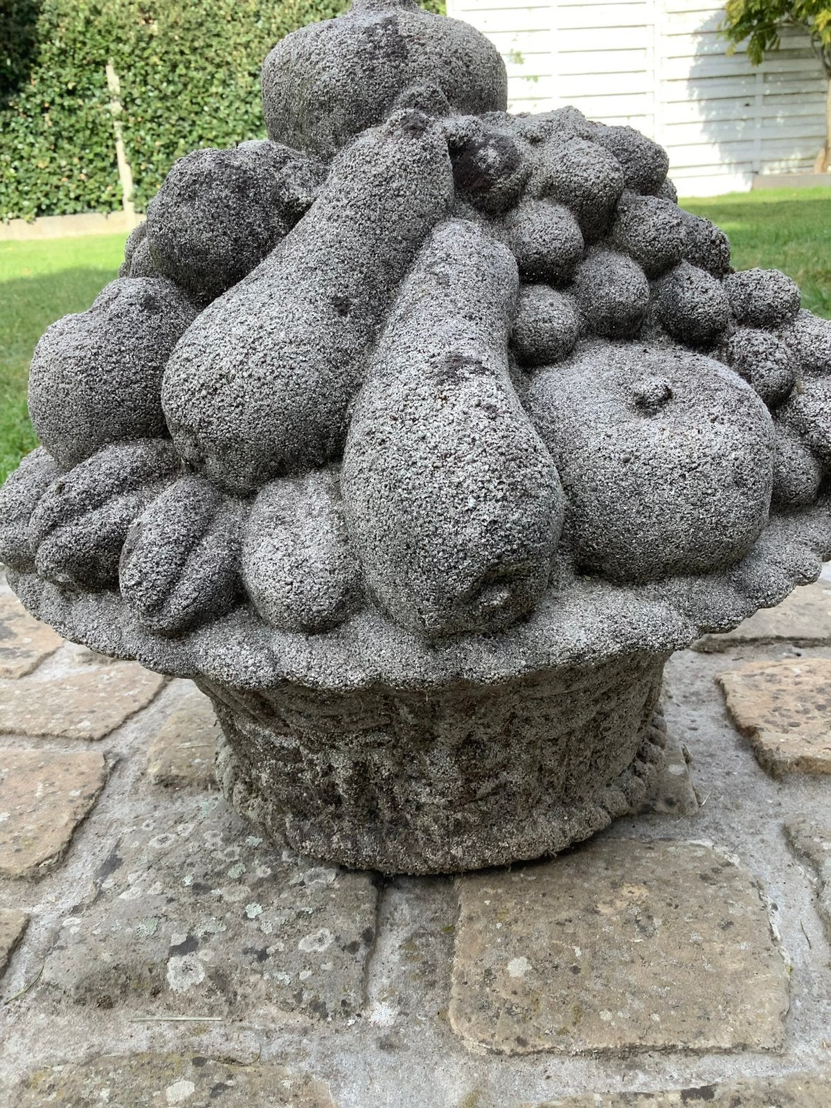 Fruitmand in steen, Ophalen, Zo goed als nieuw, Steen