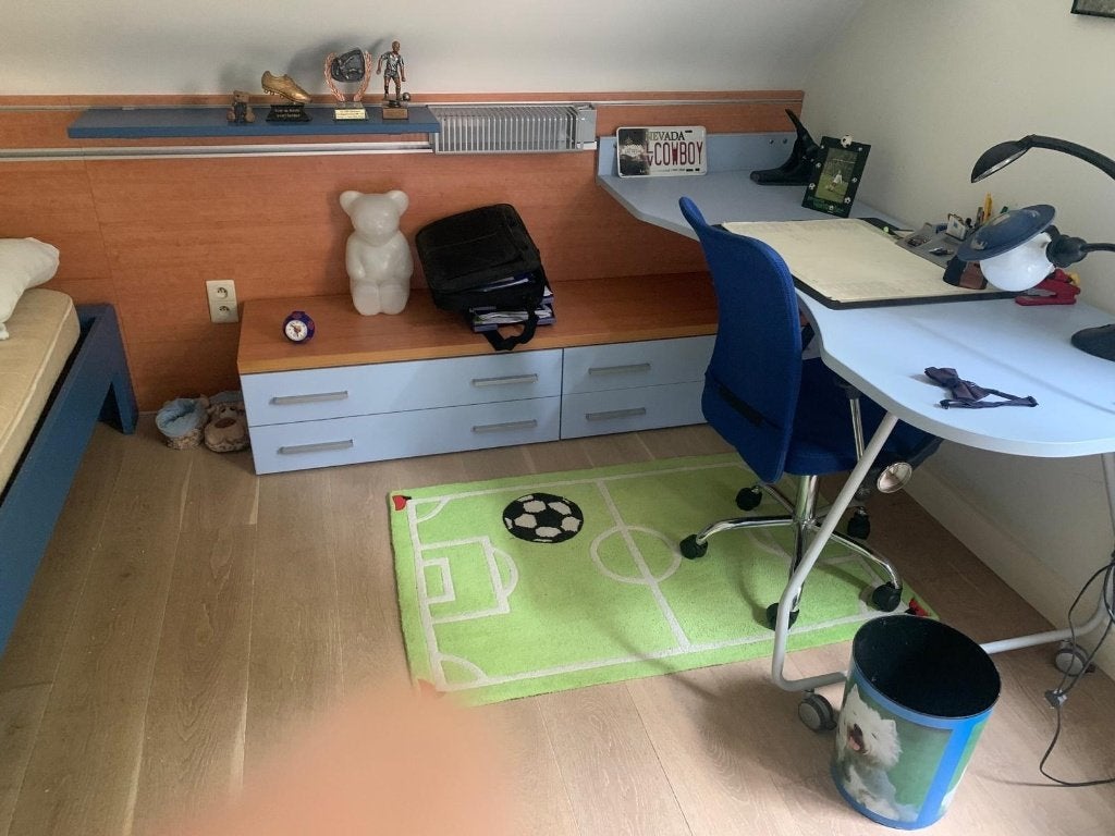 Bureau Merk Junior 4, Ophalen, Spaanplaat of MDF, Hoekbureau, Zo goed als nieuw