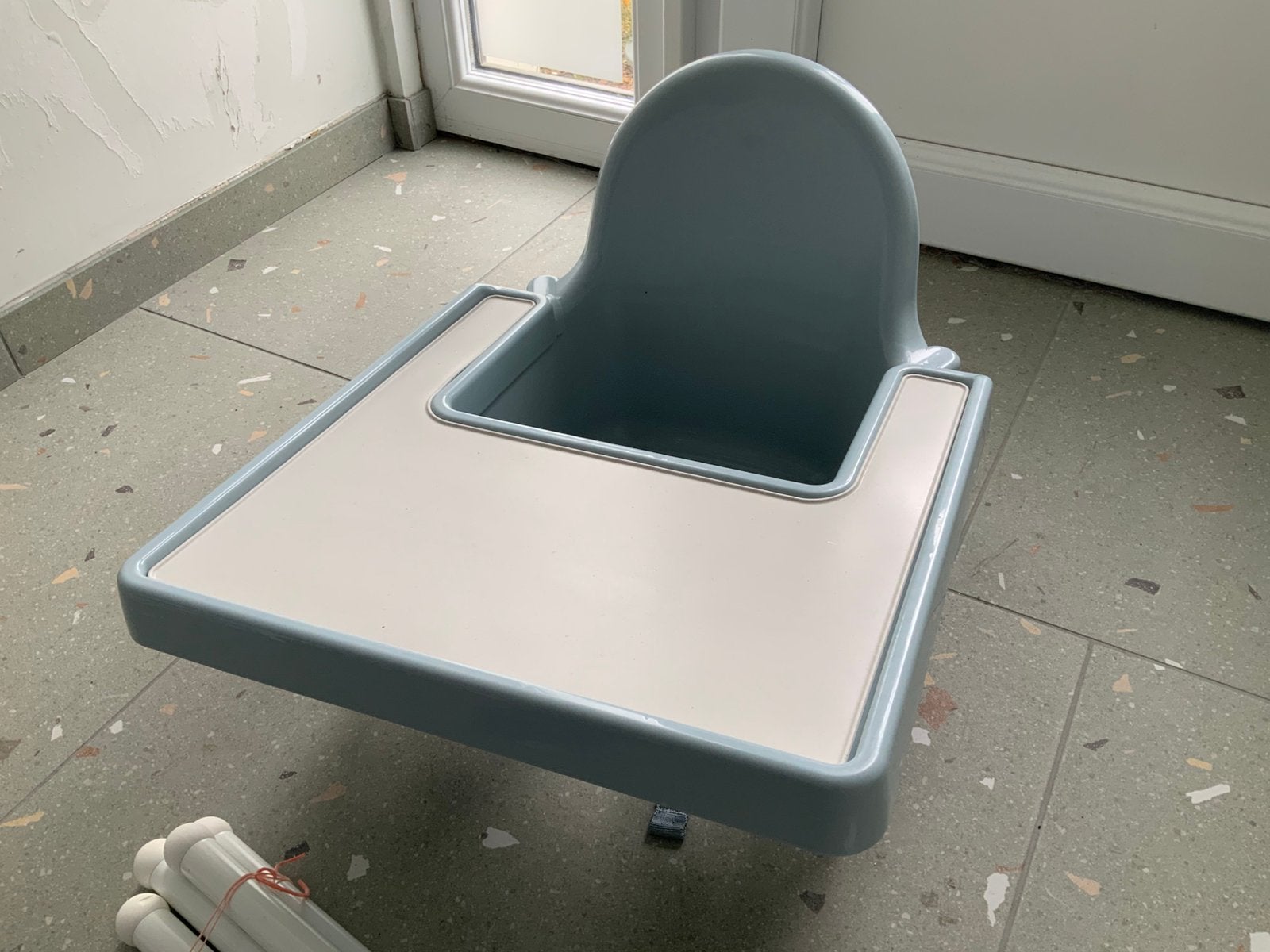 Chaise pour bébé Antilop Ikea grise avec plateau et tapis, Enfants & Bébés, Enlèvement, Comme neuf