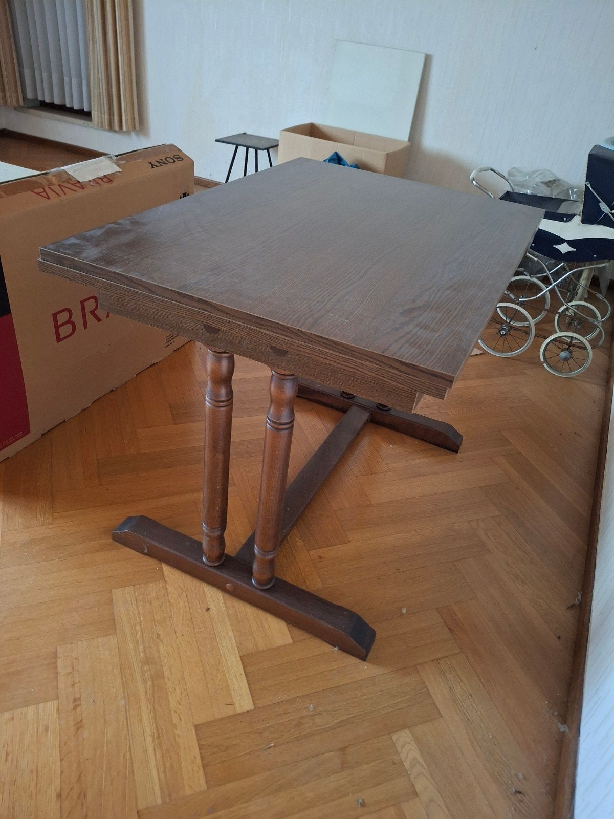 Fineer uitschuifbare tafel op stevige voet., Antiek en Kunst, Ophalen