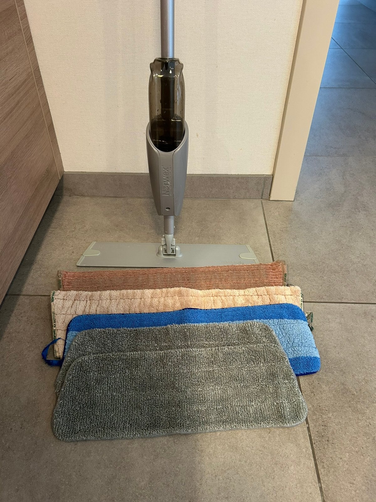 Norwex dweilset met vloerspray systeem, Maison & Meubles, Produits de nettoyage, Enlèvement ou Envoi, Mop ou Serpillière