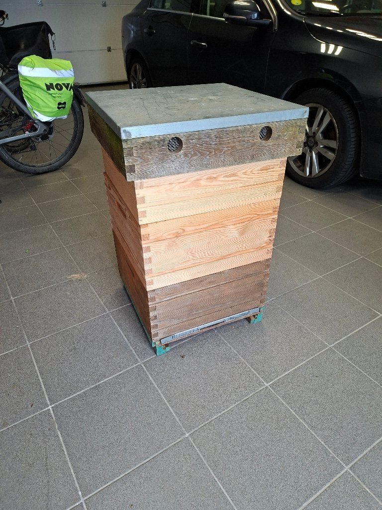 Simplex bijenkast, Dieren en Toebehoren