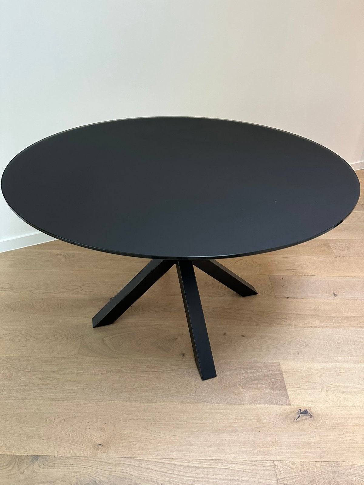 Kave Home - zwarte eettafel, Ophalen, Rond, Zo goed als nieuw, Vijf personen of meer