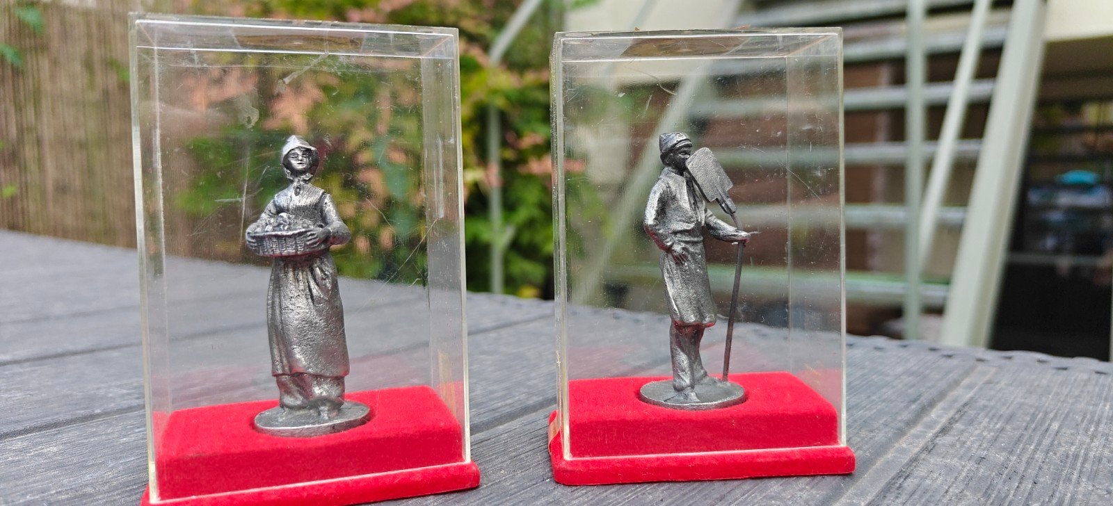 2 tinnen Puratos beeldjes in vitrine, Enlèvement ou Envoi