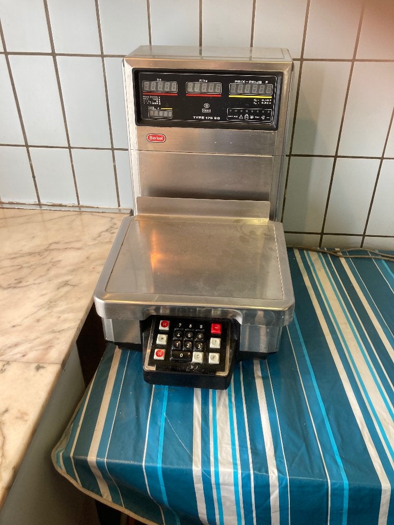 Retro weegschaal en kassa, Ophalen