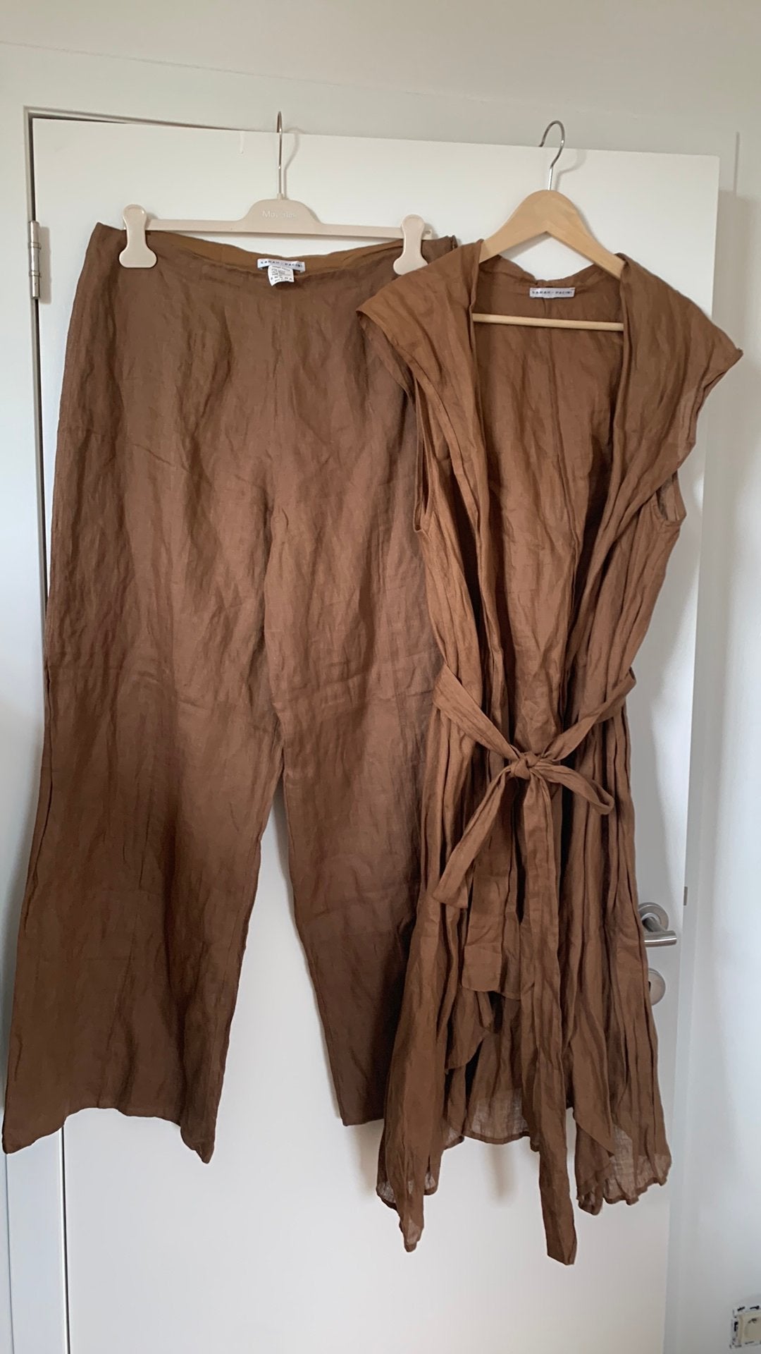 Linnen broek + vest Sarah Pacini,maat L/XL,in perfecte staat, Kostuum of Pak, Bruin, Maat 42/44 (L), Ophalen of Verzenden
