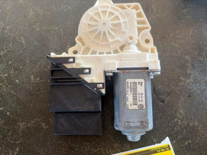 Moteur de vitre portière d'un Volkswagen Tiguan, Volkswagen, -, 3 mois de garantie, Utilisé
