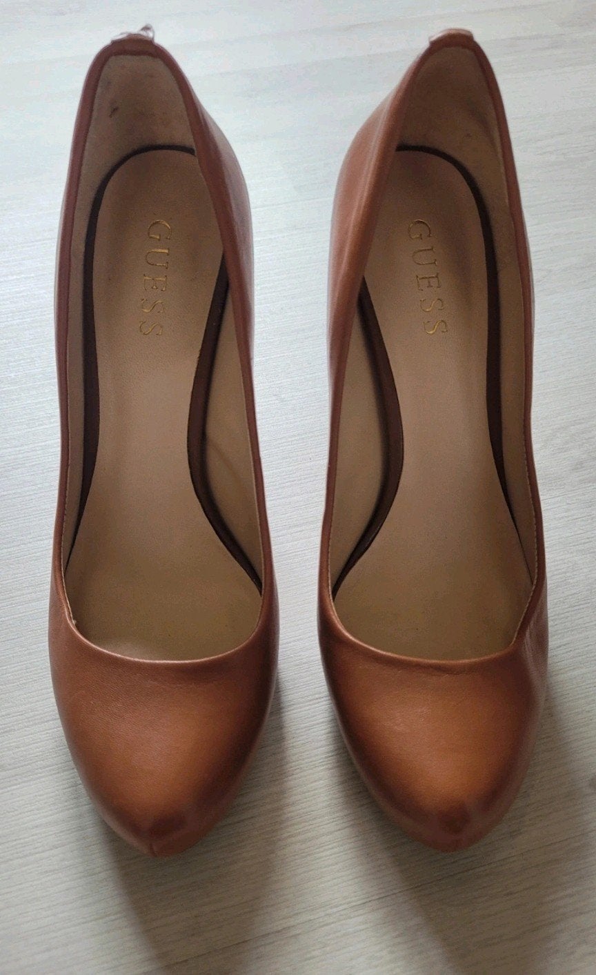 Pumps Guess maat 38 cognackleurig zo goed als nieuw, Kleding | Dames, Schoenen, Ophalen of Verzenden, Pumps