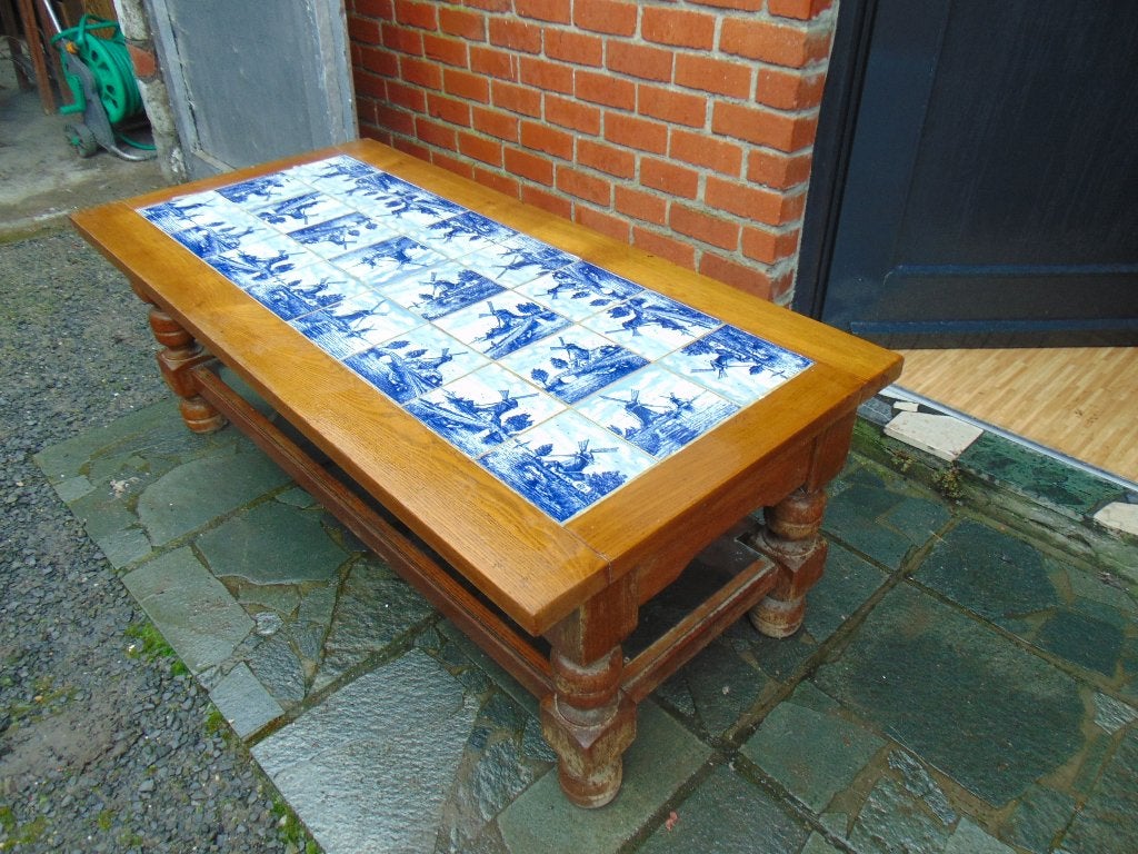Salon tafel met het blad belegd met Blauw Delftse tegeltjes, Huis en Inrichting, Ophalen, Gebruikt, 100 tot 150 cm, 50 tot 100 cm