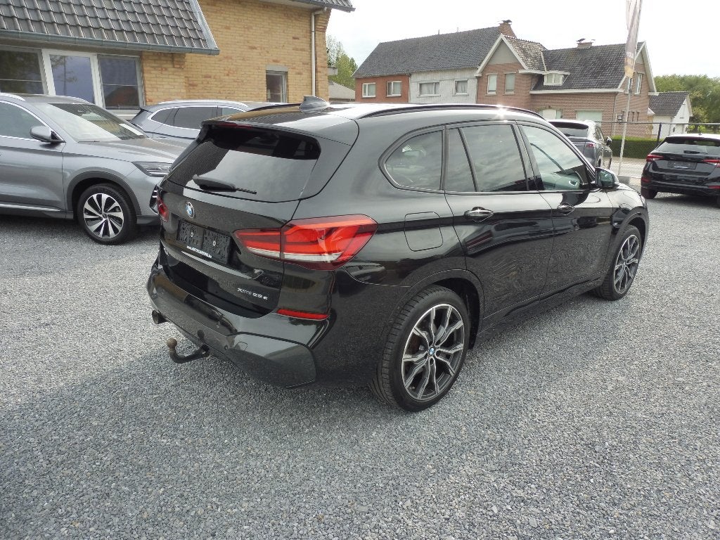 BMW X1 xDrive25e Plug-in Hybrid /M-pack/pano-dak/full option, Auto's, Dealer onderhouden, 42 g/km, Lichtsensor, Zwart