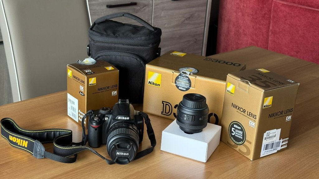 Nikon D3000 + 18-55mm + 35mm lens + bag, Enlèvement ou Envoi, Écran inclinable/pivotant, Utilisé, Manuel