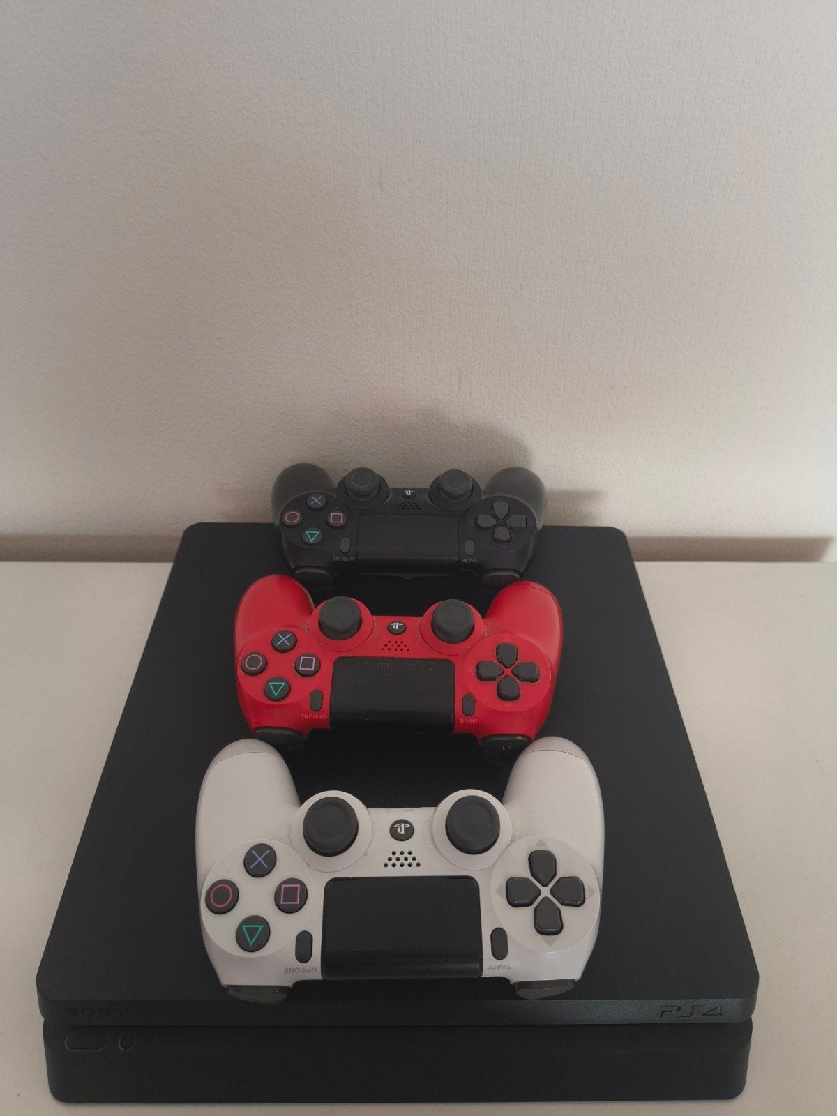 PlayStation 4 Slim (500GB) met 3 originele controllers, Consoles de jeu & Jeux vidéo, Consoles de jeu | Sony PlayStation 4, Utilisé