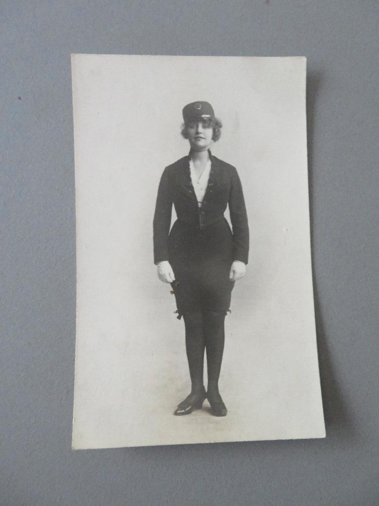 Cam. petit Liège Vrouw in uniform Post Facteur ?, Verzamelen, Foto's en Prenten, Ophalen of Verzenden, Zo goed als nieuw, Klederdracht