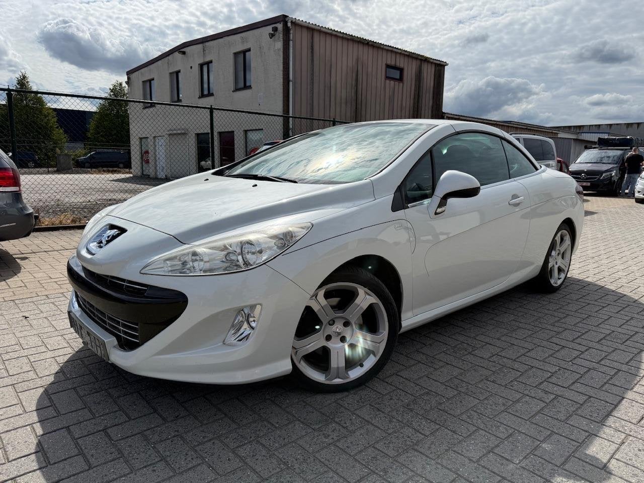 Peugeot 308 Cabrio 1.6 Benzine | Trekhaak | 1 JAAR GARANTIE, Auto's, Voorwielaandrijving, 4 zetels, Gebruikt, 110 kW