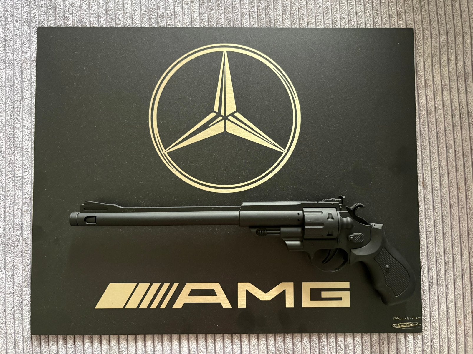 Mercedes-AMG 3D wanddecoratie met revolver – DALUXE ART, Antiek en Kunst, Ophalen of Verzenden, Wanddecoratie, Goud, Gesigneerd