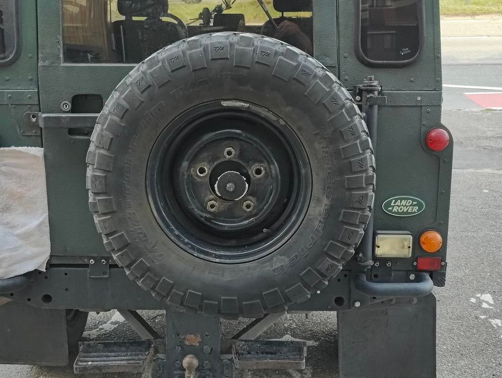 Land rover defender reserve wiel systeem, Ophalen