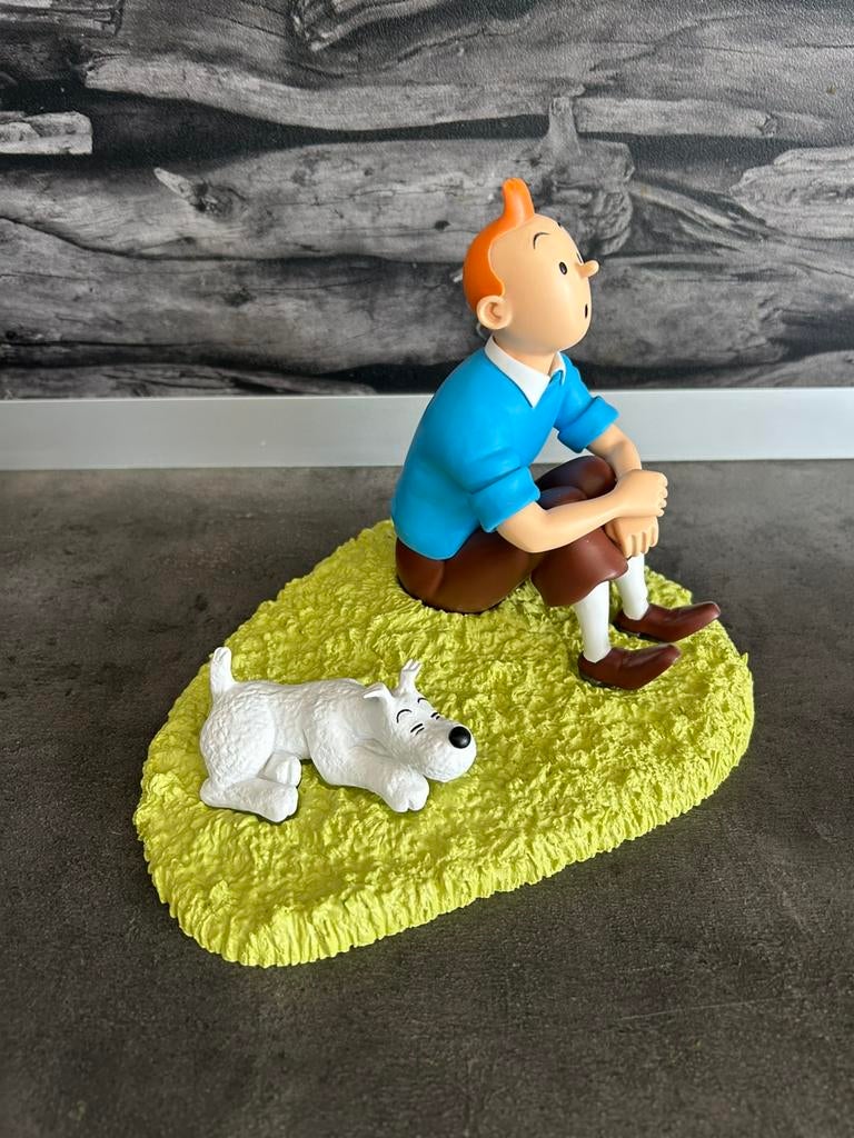 Kuifje beeld - Kuifje zittend in het gras Tintin Moulinsart, Verzamelen, Verzenden, Kuifje, Nieuw, Beeldje of Figuurtje