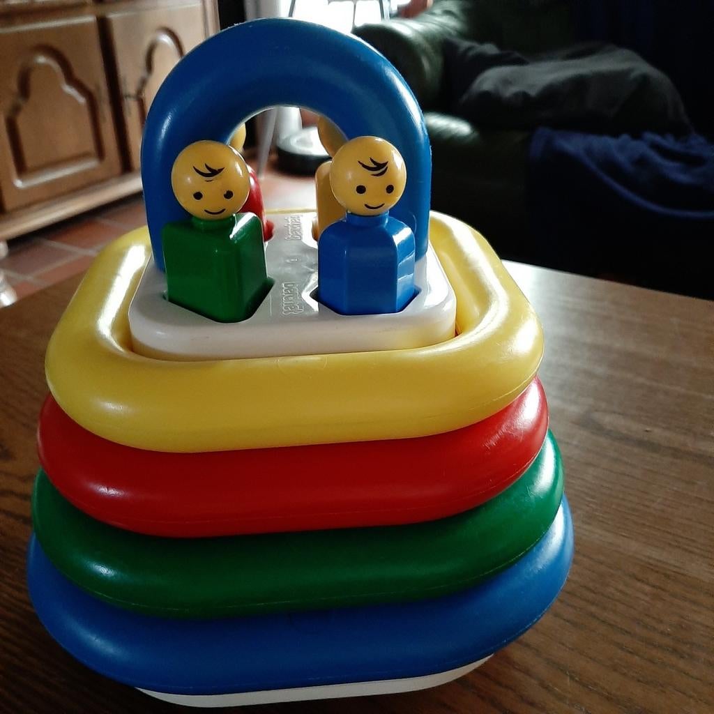 Om te stapelen van groot naar klein en 4 figuurtjes die je u, Ophalen