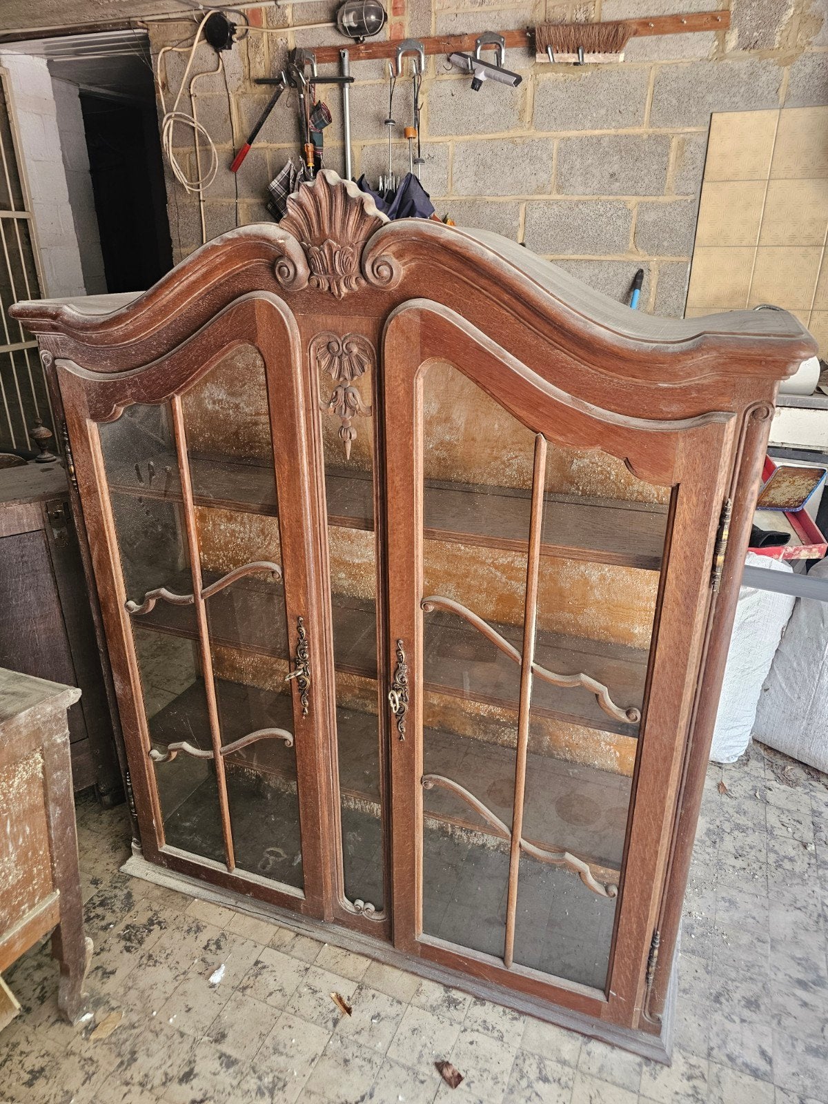 Set van 3 antieke houten meubels - dressoir en vitrines