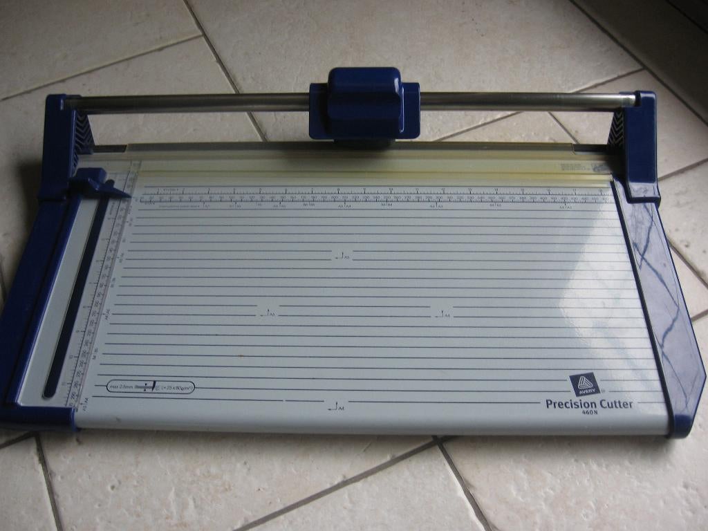 Le coupe-papier à guillotine ou à très haute précision, Divers, Enlèvement ou Envoi, Comme neuf