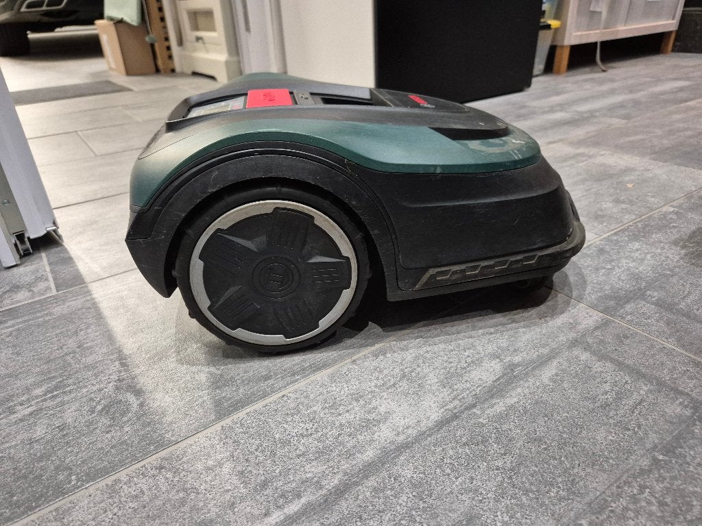 Robot Bosch Indego M700 + Garage + Roues (A réparer), Ophalen of Verzenden, Gebruikt, Meer dan 25 cm, Bosh