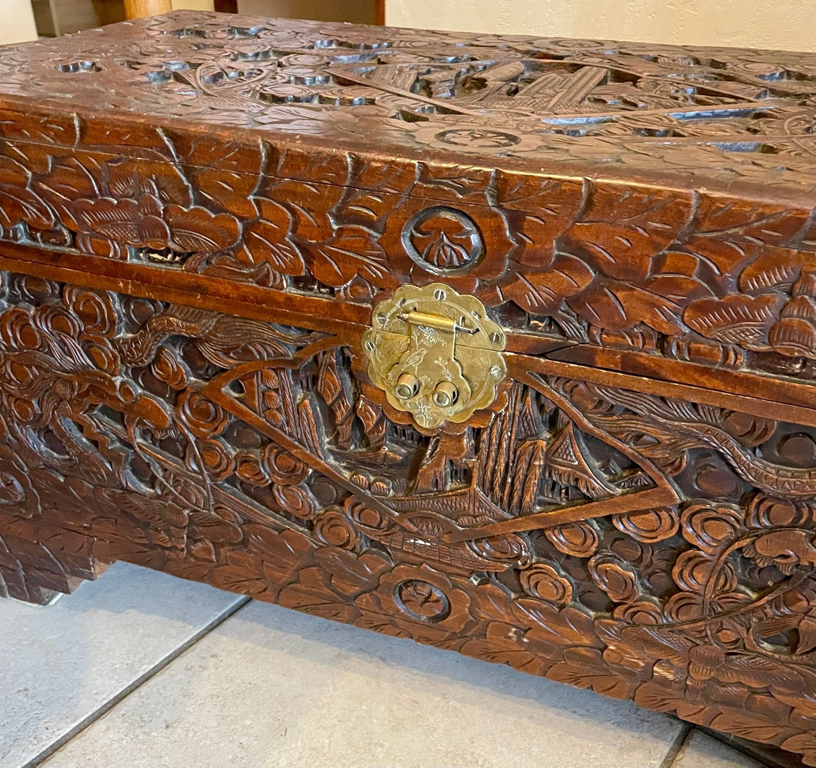 Grand coffre asiatique ancien en bois sculpté, Antiquités & Art, Enlèvement