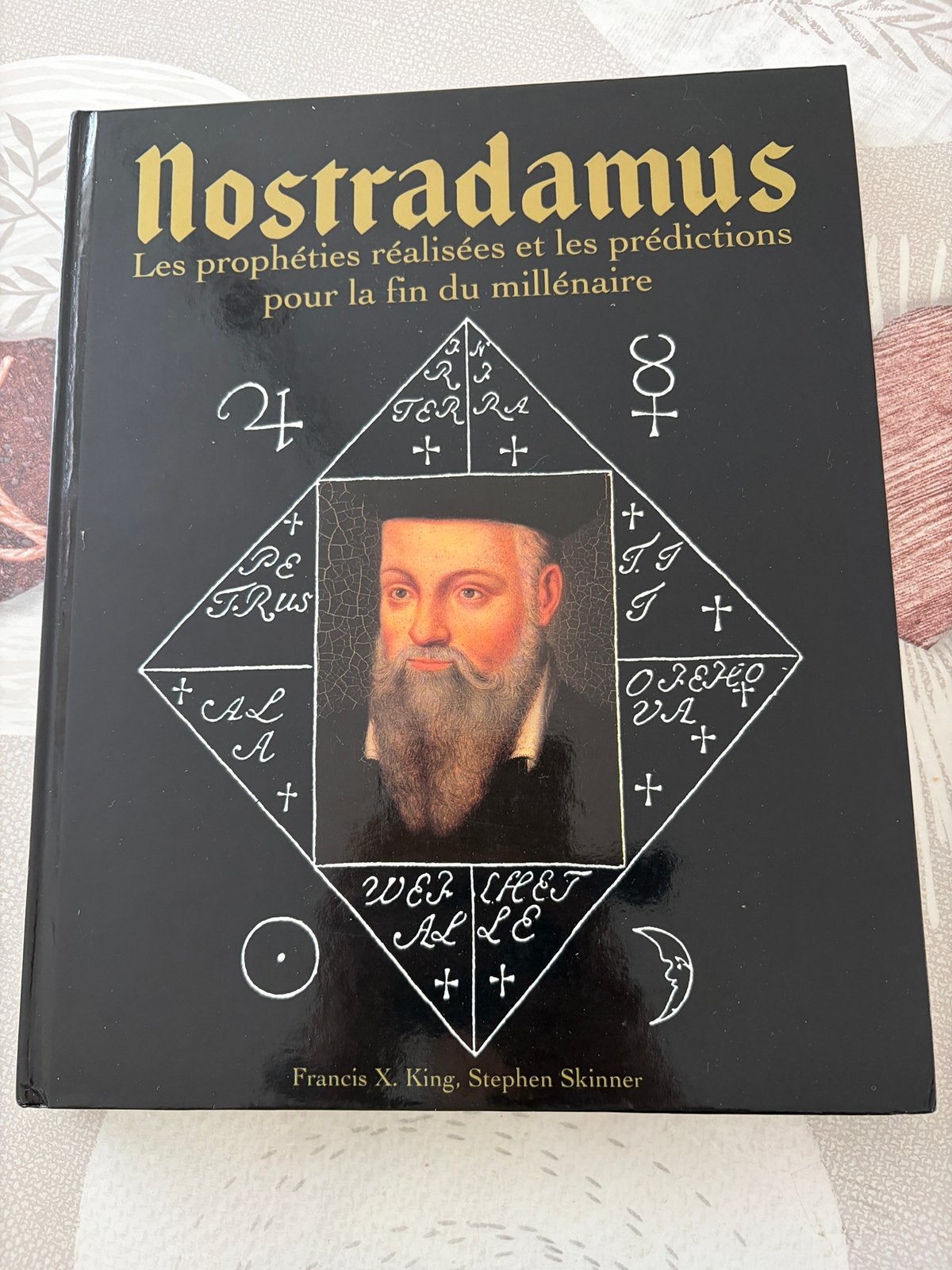 Livre Nostradamus Les prophéties réalisées et prédictions, Boeken, Esoterie en Spiritualiteit, Ophalen of Verzenden, Zo goed als nieuw