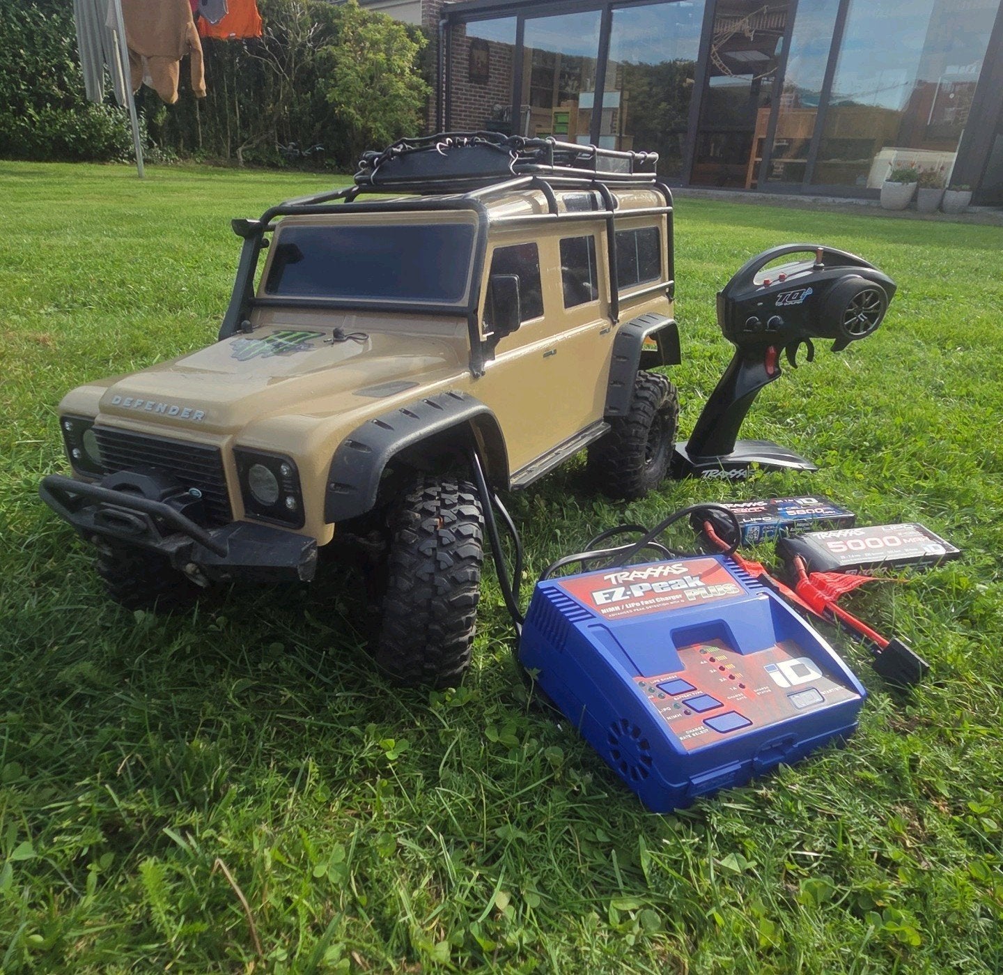 Traxxas Rc Deffender met batterijen en oplader, Hobby en Vrije tijd, Auto offroad, Nieuw, Schaal 1:10, RTR (Ready to Run)