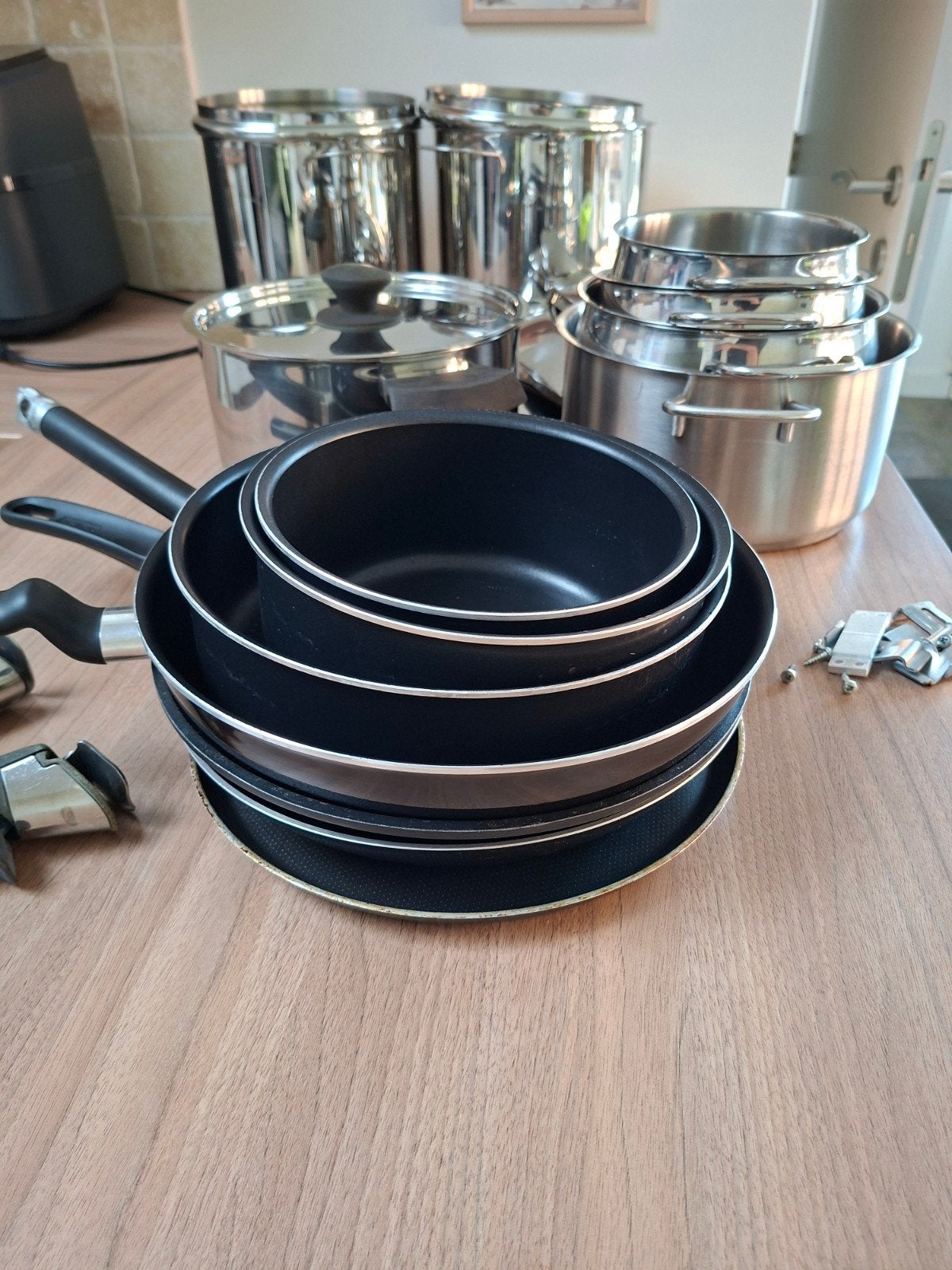 beaucoup de marmites et poêles, Enlèvement, Tefal