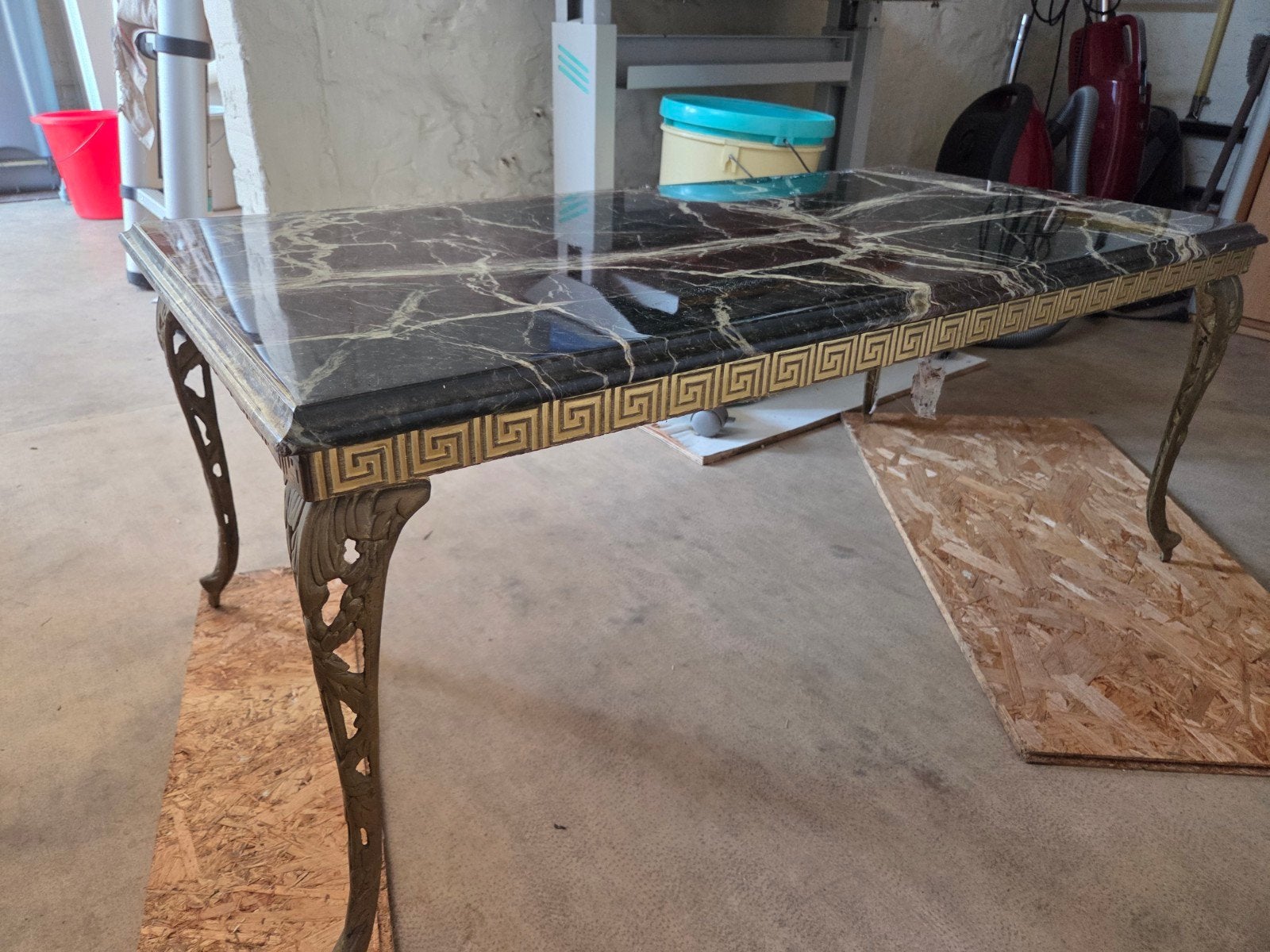 Table basse en marbre, Enlèvement